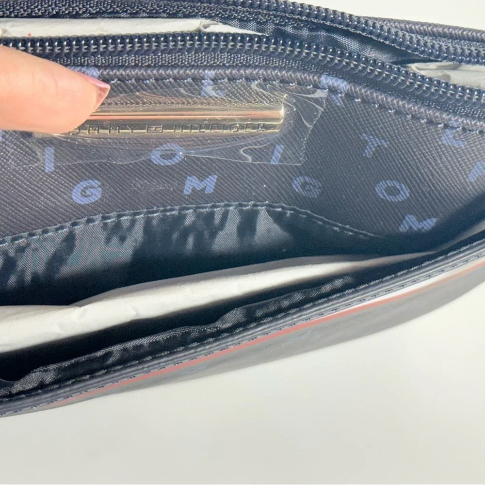 Tommy Hilfiger Signature Stripe Wristlet Navy Blue Wallet Clutch NWT